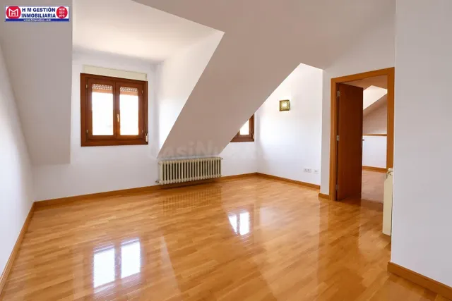 Ático de un dormitorio con aire acondicionado calefacción por  gas, baño y aseo, terraza exterior y plaza de garaje. — 2