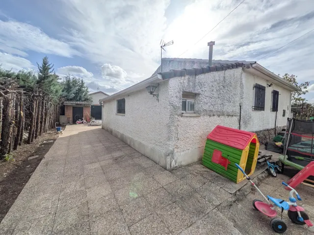 CHALET CON PISCINA EN URBANIZACIÓN — 39