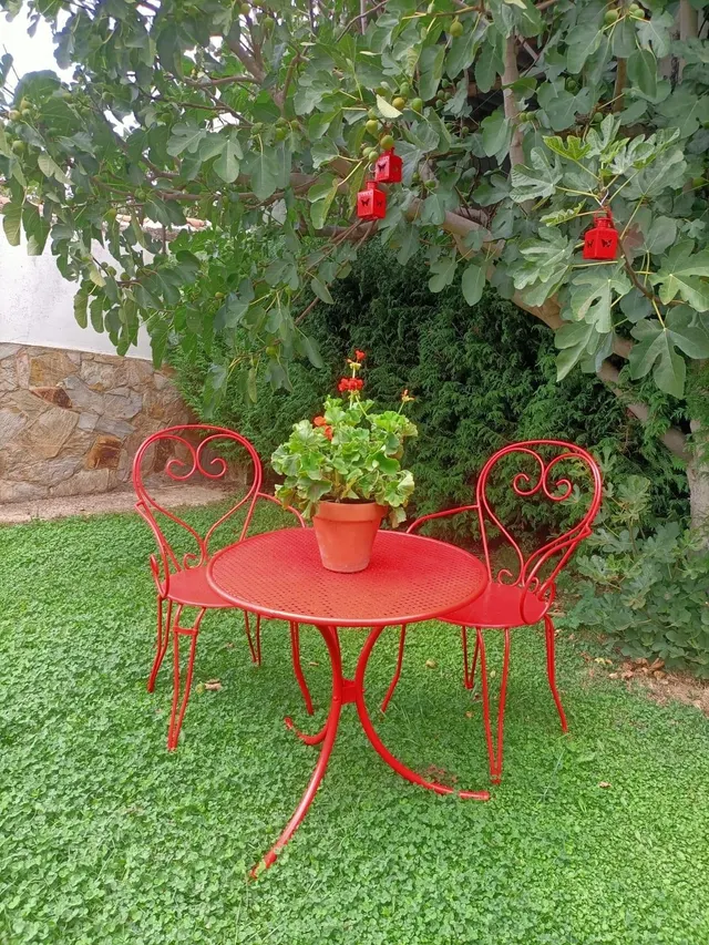 SE VENDE CASA EN EL CENTRO . 2 PLANTAS, 4 HAB., SALÓN, COCINA, GALERÍA, BAÑO.  AMPLIO PATIO — 9