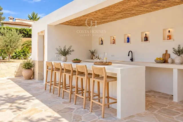 Villa arbela · luz, vida exterior y vistas abiertas al montgo en javea — 31