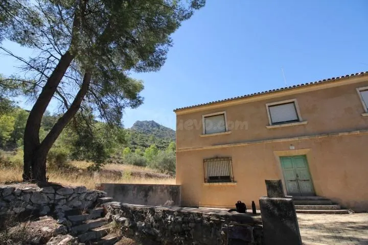 IMPRESIONANTE FINCA DE 30 HECTÁREAS CON TERRENO CULTIVABLE Y VISTAS PANORÁMICAS A VILLENA