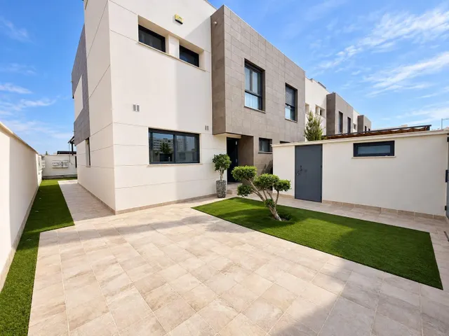 Pareado 3 habitaciones 139m² en alquiler - Entrenúcleos — 24
