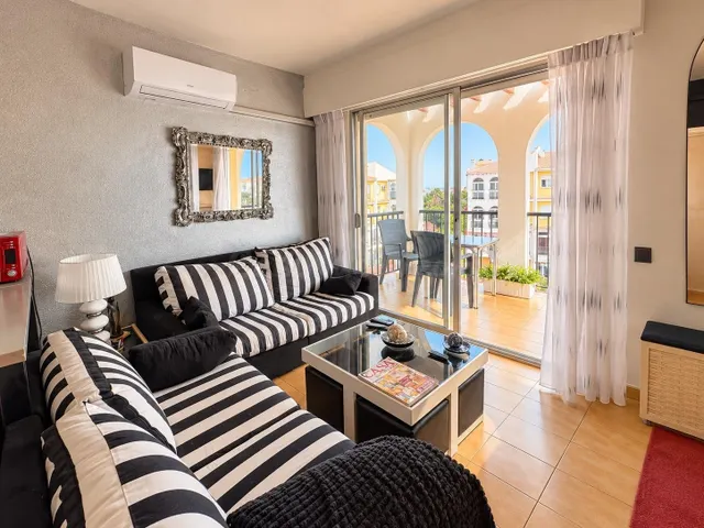 Apartamento con vistas al mar en venta en Torrevieja - foto 3