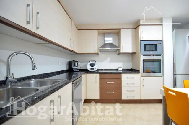 ¡vistas despejadas! amplio, alto y moderno con ascensor y balcón — 38