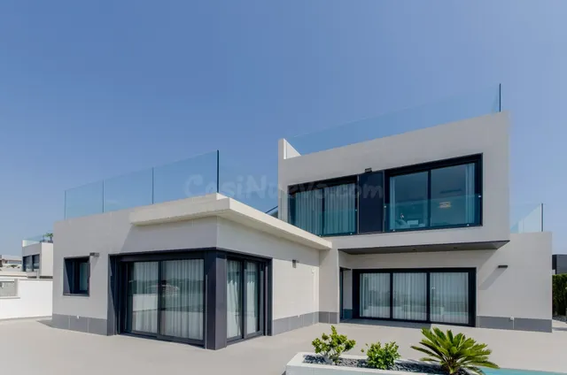 Espectacular villa de diseño moderno a 300 metros del mar - foto 3