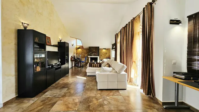 Encantador Chalet de 2 Plantas con Amplios Espacios y Terrazas — 43