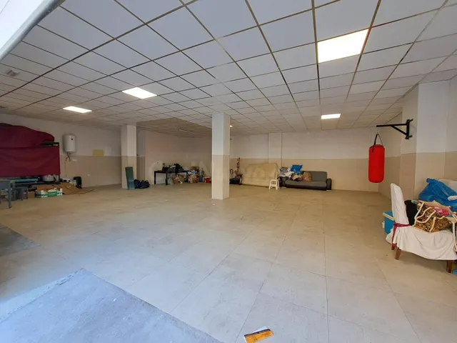 LOCAL COMERCIAL EN VENTA CON DOS PUERTAS A LA CALLE - foto 3