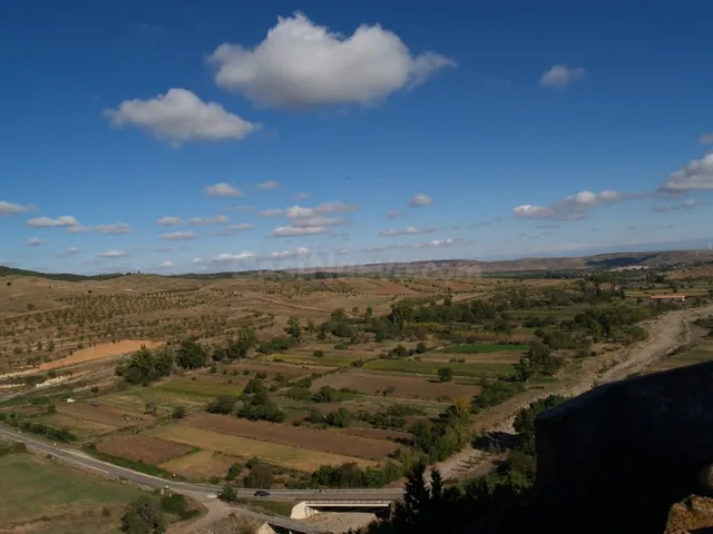VENDO SOLAR CONSTRUIDO EN PIEDRA , DIAFANO, EN ALCALA DE MON
