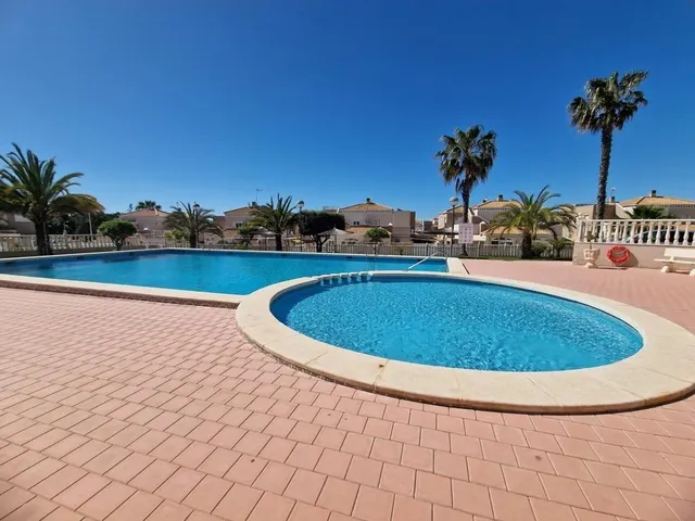 Disfrute del Sol en su Oasis Privado: Adosado en Torrevieja — 7