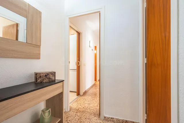 Amplio piso de 4 habitaciones con gran terraza en 2ª línea d - foto 2