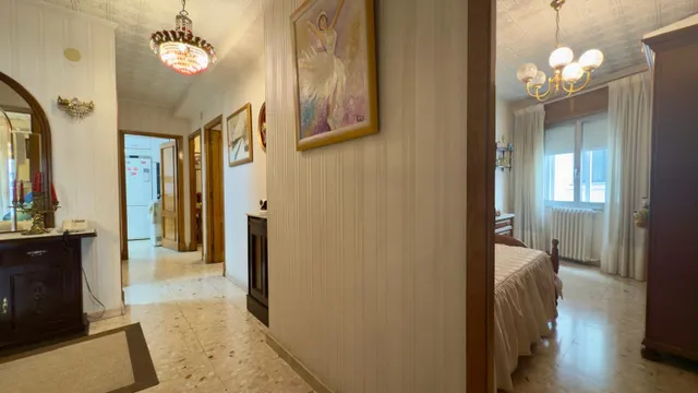 ¡Tu nuevo hogar en este encantador piso en un edificio con carácter del año 1975 y 4 habitaciones! — 12