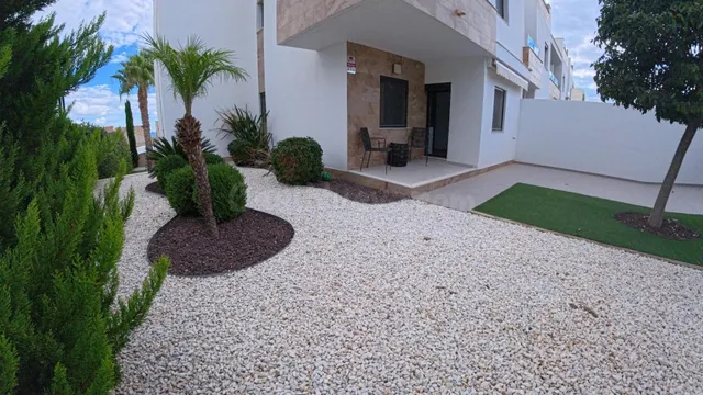 Amplio apartamento de esquina en planta baja con parcela y e
