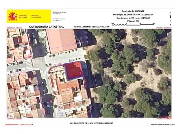Parcela esquinera central en el lado del Parque Alfonso XIII. Posibilidad de construir 5 plantas (baja+4) con vistas al mar desde las superiores. Aprox. 785 m2 con 11 apartamentos y piscina interior. — 12