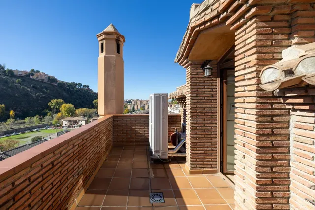 ESPECTACULAR CASA ADOSADA CON PISCINA INDEPENDIENTE — 31