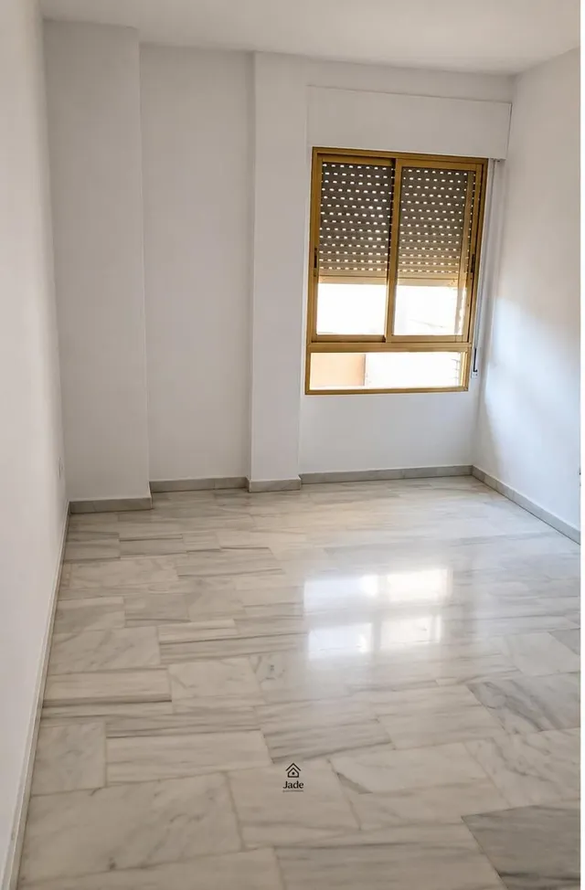Piso con garaje sin amueblar en Avda. Aeropuerto — 12