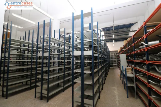 LOCAL COMERCIAL MUY ESPACIOSO PUERTA ACCESO CAMIONES — 24