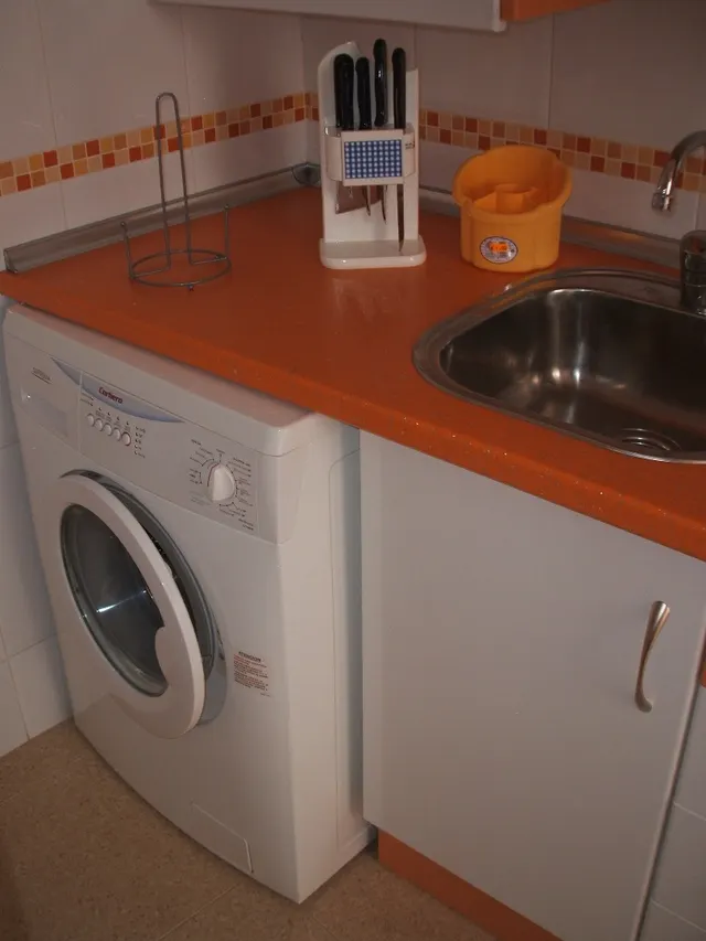 PISO AMUEBLADO DE DOS DORMITORIOS EN PLANTA BAJA, CON AMPLIO SALÓN, COCINA INDEPENDIENTE Y PATIO. CALEFACCIÓN DE GAS INDIVIDUAL, AIRE ACONDICIONADO, ARMARIOS EMPOTRADO. — 15