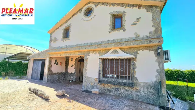 CASA CON TERRENO RÚSTICA DE TRES DORMITORIOS ZONA PICO PLATA