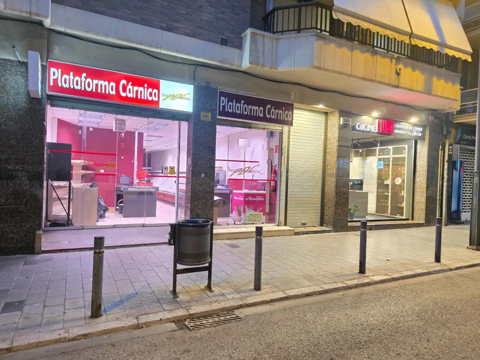 Amplio local de 176 m2 en zona comercial por excelencia situado en Av. Francesc Macià