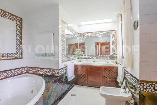 Exclusiva villa de lujo en Simón Verde: 1.150 m2 de parcela privada, gran piscina y bodega, a un paso de Sevilla. — 35
