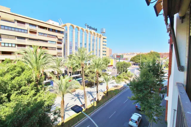 Maravillosa vivienda junto al Corte Inglés. Ahora en oferta. Llámanos. — 33