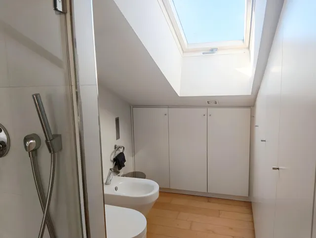 Espectacular adosado con buhardilla , apartamento independiente con baño y sin cocina, garaje doble y piscina en zona residencial premium — 46