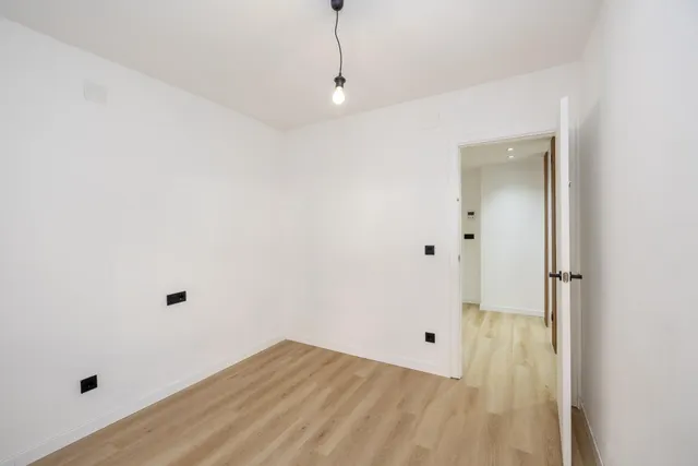 Planta baja con terraza privada, 3 dormitorios, 2 baños y garaje — 12