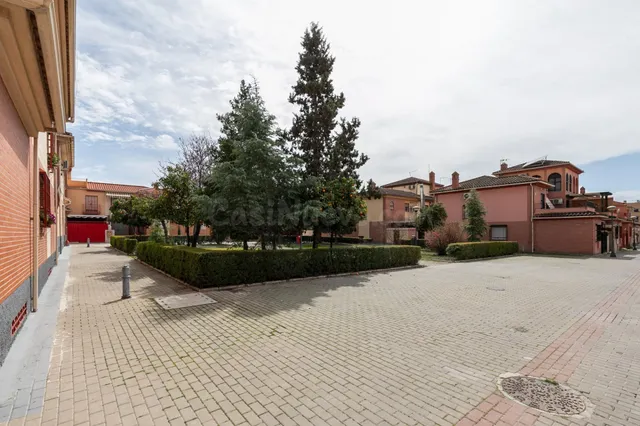 Adosado “Dos en Uno” con apartamento independiente. — 34