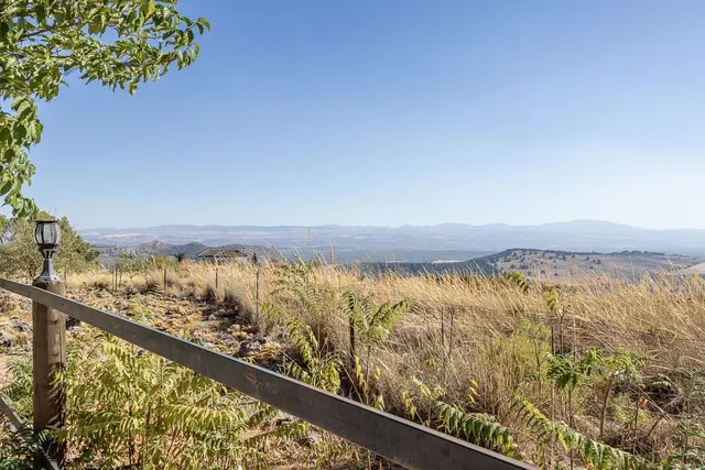 **NEGOCIO CONSOLIDADO DE EVENTOS Y ALOJAMIENTO TURÍSTICO EN UNA ESPECTACULAR FINCA ANDALUZA CERCA DE GRANADA** — 50
