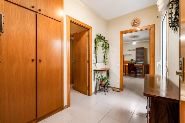Piso 77m2., 3 Dormitorios, 2 Baños. Exterior con Patio y Ascensor. — 11