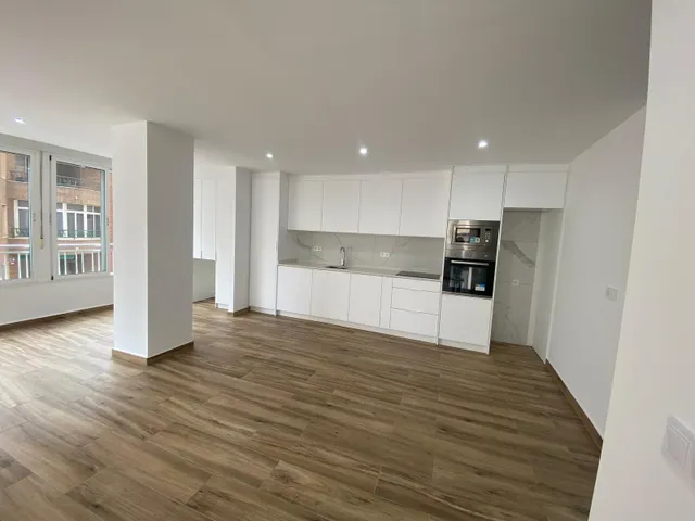 Reformado apartamento en primera línea de Torrevieja con vistas laterales al mar y piscina — 2