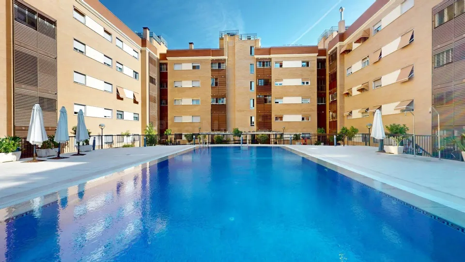 PISO DE RECIENTE CONSTRUCCIÓN CON AMPLIA TERRAZA, PISCINA, GARAJE Y TRASTERO