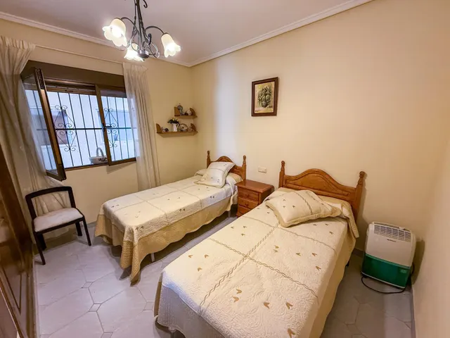 Amplio chalet pareado en El Chaparral — 4 dormitorios, 4 baños, piscina privada y gran parcela — 16
