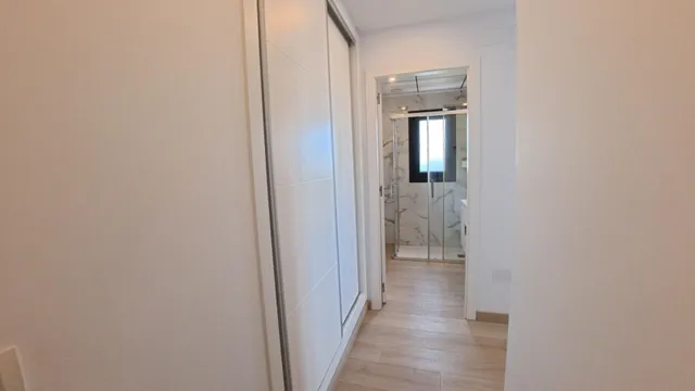 Amplio apartamento de esquina en planta baja con parcela y estudio exterior — 28