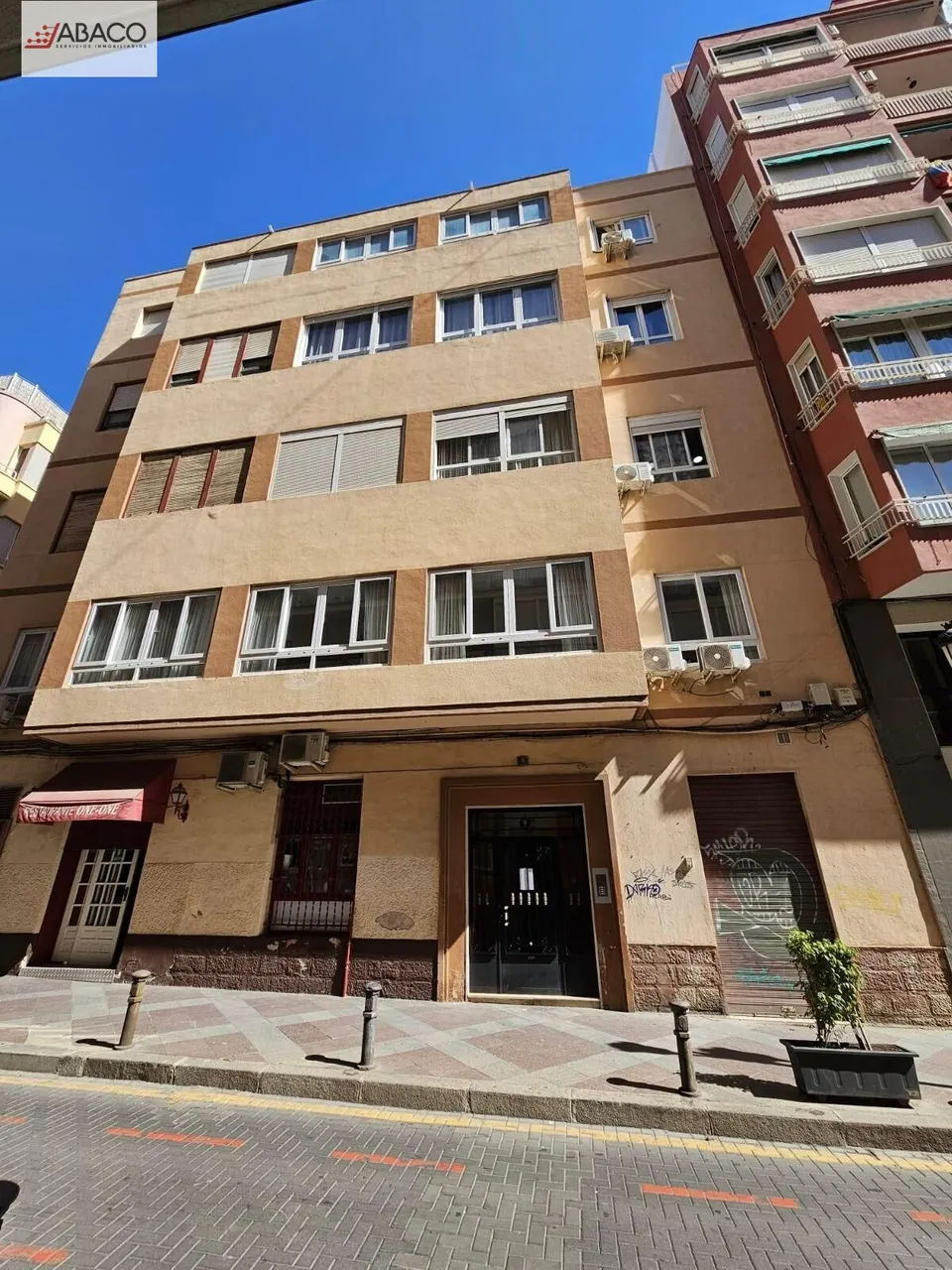 Amplio Edificio en el Corazón de Alicante - Oportunidad Única