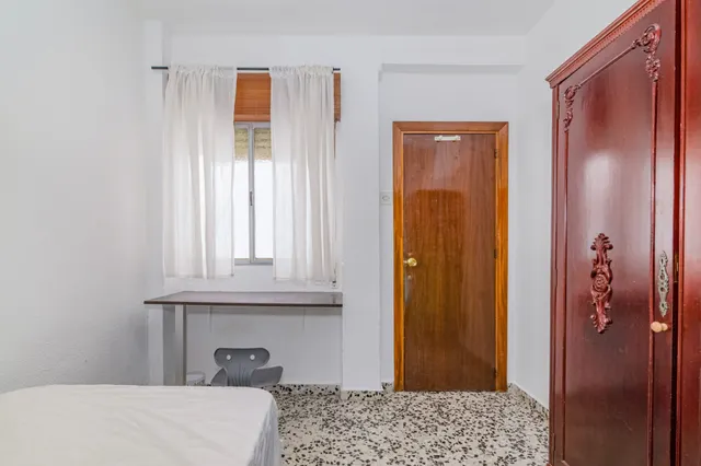 PISO DE 4 DORMITORIOS EN EL CENTRO DE GRANADA — 12