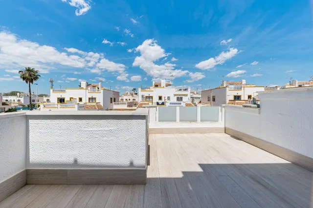 Precioso adosado totalmente reformado con piscina comunitaria, ideal para familias — 11