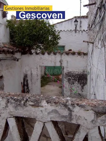 CASA PARA REFORMAR CON PATIO Y OTRAS EDIFICACIONES — 2