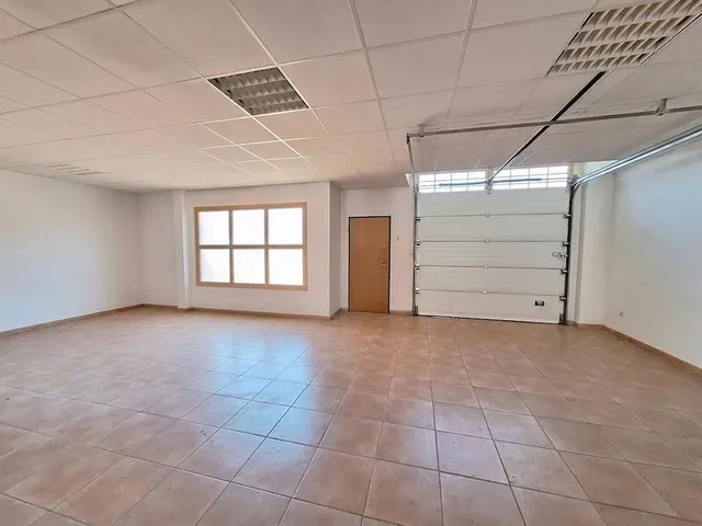 Gran casa familiar en el centro de Pinoso con garaje excepcional y posibilidades para crear tu propio negocio — 10