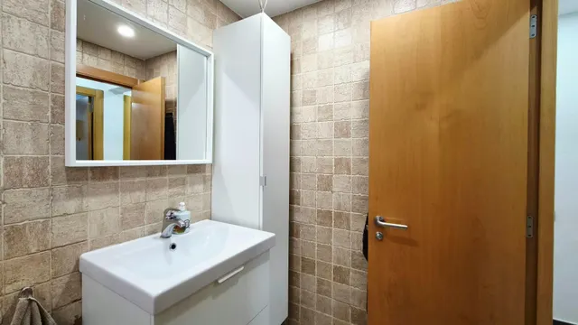 Piso reformado de tres habitaciones — 24