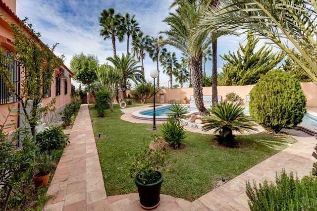 Villa independiente con 2.000 m2 de parcela y apartamento de invitados en El Chaparral — 7