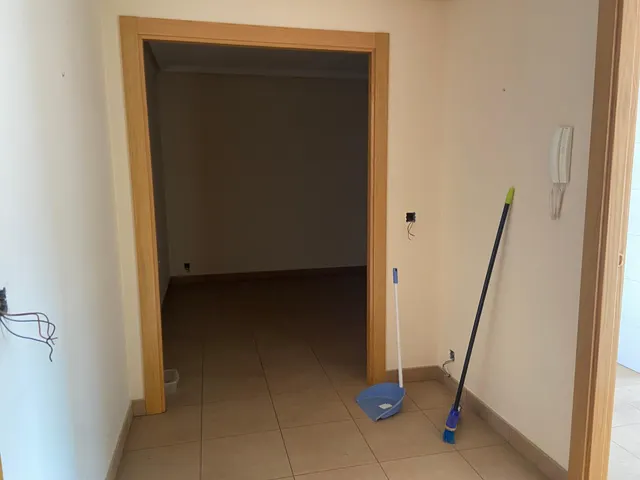 SE VENDE APARTAMENTO, COCINA, SALÓN, 2 HAB., 2 BAÑOS, ASCENSOR, TRASTERO, PLAZA DE GARAJE, NECESITA REFORMA. — 18