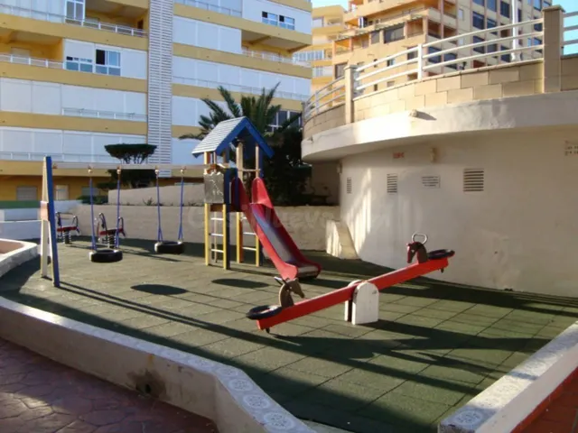 APARTAMENTO 1ª LÍNEA FRONTAL CON PISCINA - foto 4