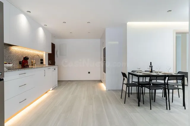 Exclusivo Piso Totalmente Reformado con Terraza en el Centro de Estepona — 4
