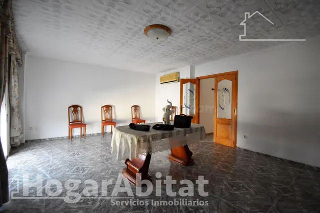 ¡MAGNÍFICA CASA! CON OCHO DORMITORIOS, TERRAZA Y GARAJE, CER - foto 5
