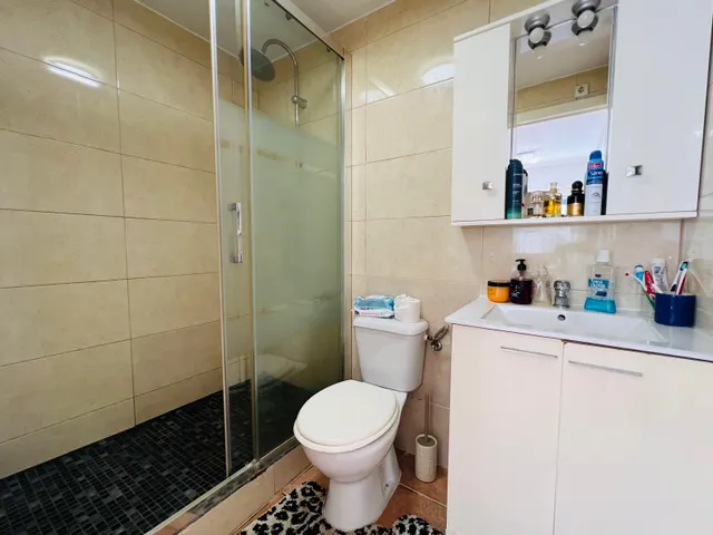 Encantador adosado con terraza y piscina comunitaria — 11