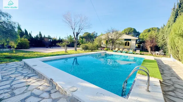 VIVIENDA EXCLUSIVA CON PISCINA, HUERTO Y PISTA PRIVADA DE BA