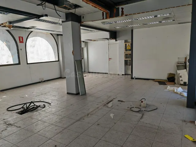 LOCAL COMERCIAL AL LADO DE LA ESTACIÓN Y LA CARRETERA PRINCI - foto 3
