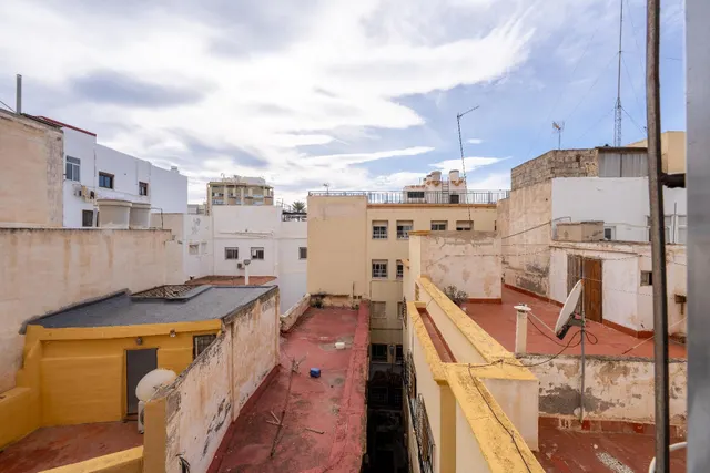 Vivienda en el centro de Almería para reformar. — 13