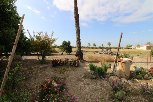 SE VENDE CASA DE CAMPO CON 42.000 M2 DE PARCELA. — 42